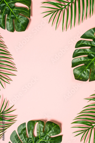 Fototapeta Tropikalne liście na różowym tle