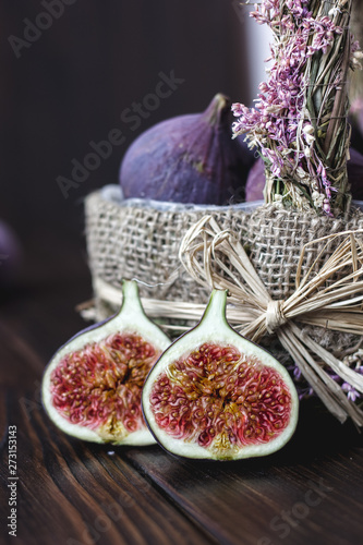 Basket of fig fruits with t...