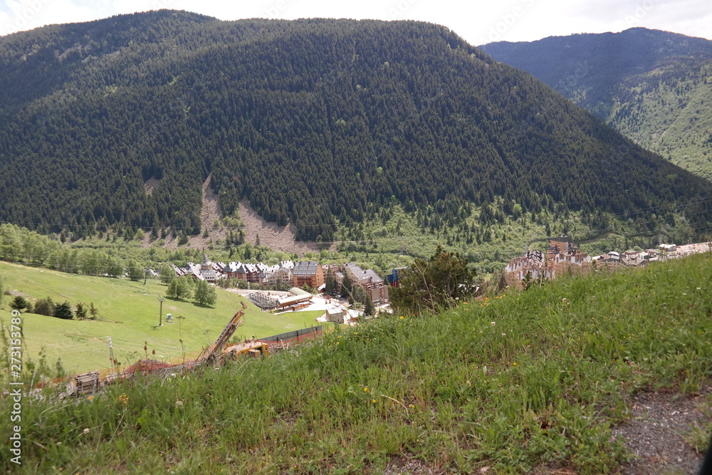 Pueblo, pueblo en montaña, montañas, verde, pueblo en altas montañas, pueblo del pirineo, pueblo Pirineo Catalán