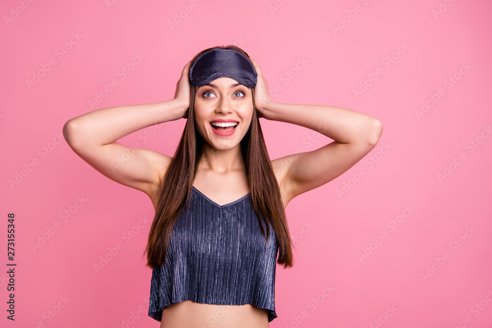 Close up photo beautiful amazing she her lady hold hands arms hold head unexpected free shopping black friday prices excited wear blue silky sleeping suit costume mask isolated pink background Close up photo beautiful amazing she her lady hold hands arms hold head unexpected free shopping black friday prices excited wear blue silky sleeping suit costume mask isolated pink background