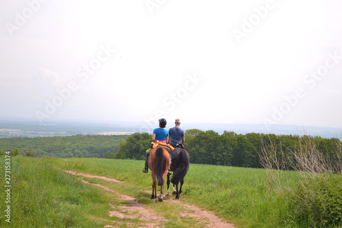 Deux cavaliers à cheval dans la campagne, Alsace, France