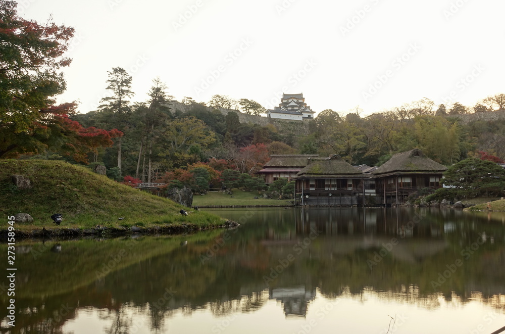 滋賀県彦根市にある玄宮園と彦根城の秋の夕暮れ時の様子です