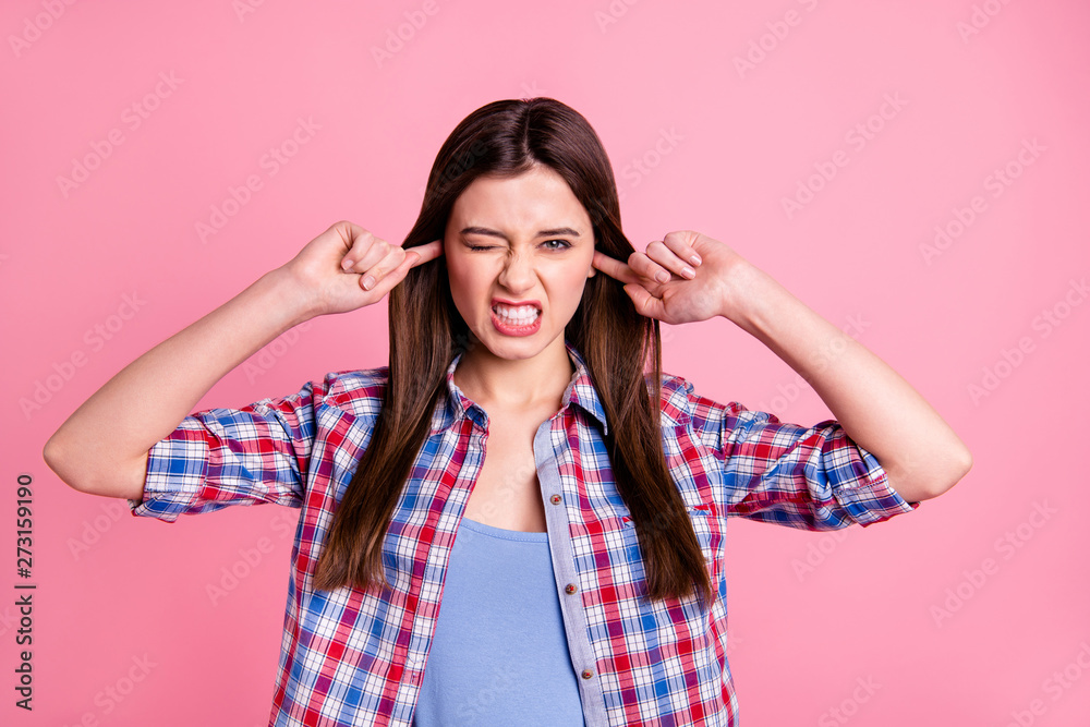 Porrait of disappointed irritated lady disbelief dont want hear news crazy scream shout pretty good-looking isolated dressed plaid youth clothes pink background