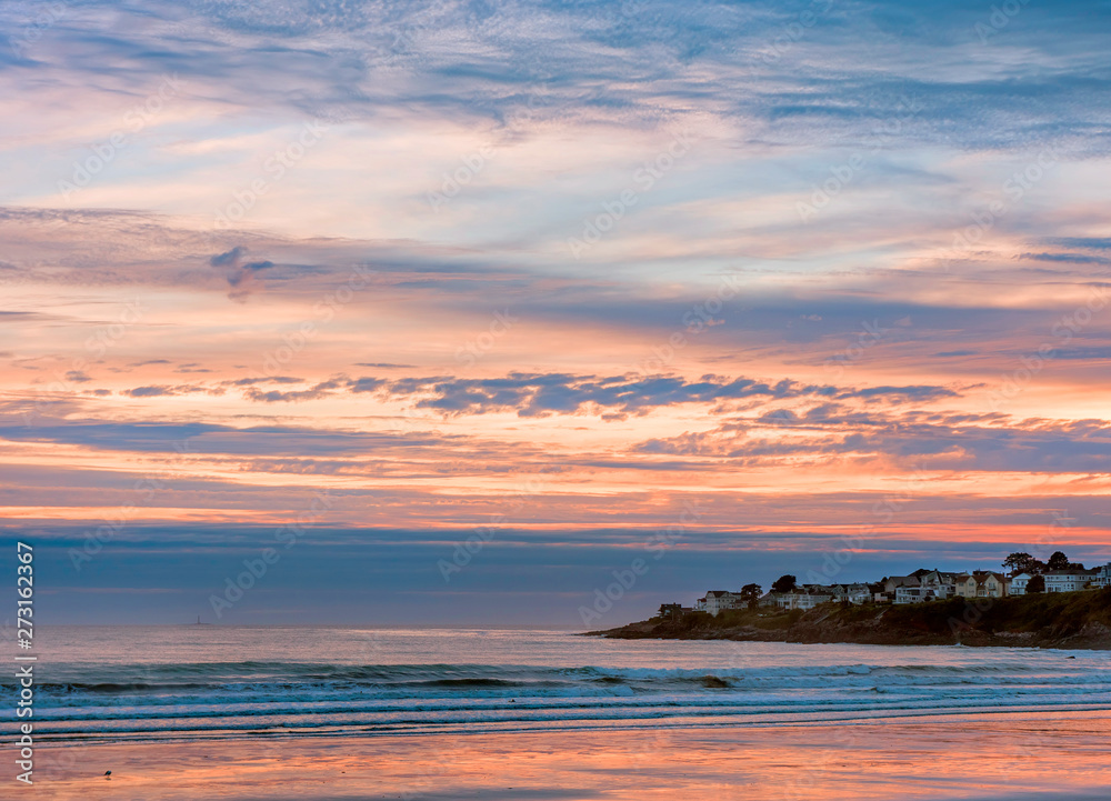 Obraz premium Early morning on the Atlantic coast. Reflection of the dawn sky in the water on the sand. USA. Maine.
