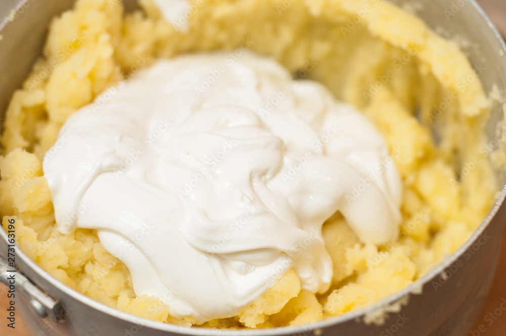 Add sour cream to mashed potatoes to improve taste and appetite. Add sour cream to mashed potatoes to improve taste and appetite.