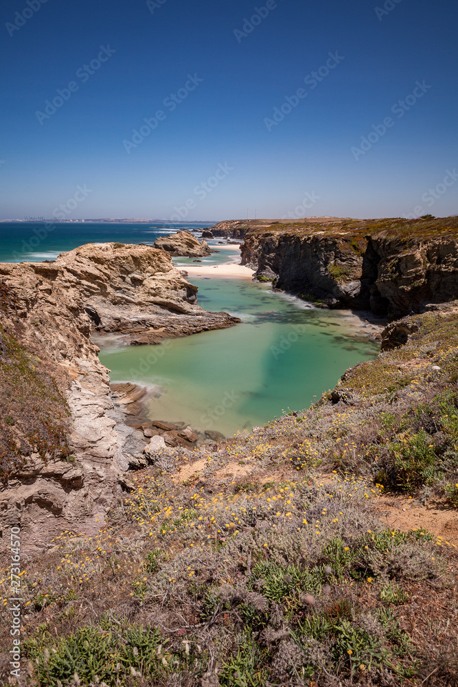 A Rota dos Pescadores na costa Vicentina, situada no sudoeste de Portugal, é caracterizada pelas suas formações rochosas e praias de águas cristalinas.