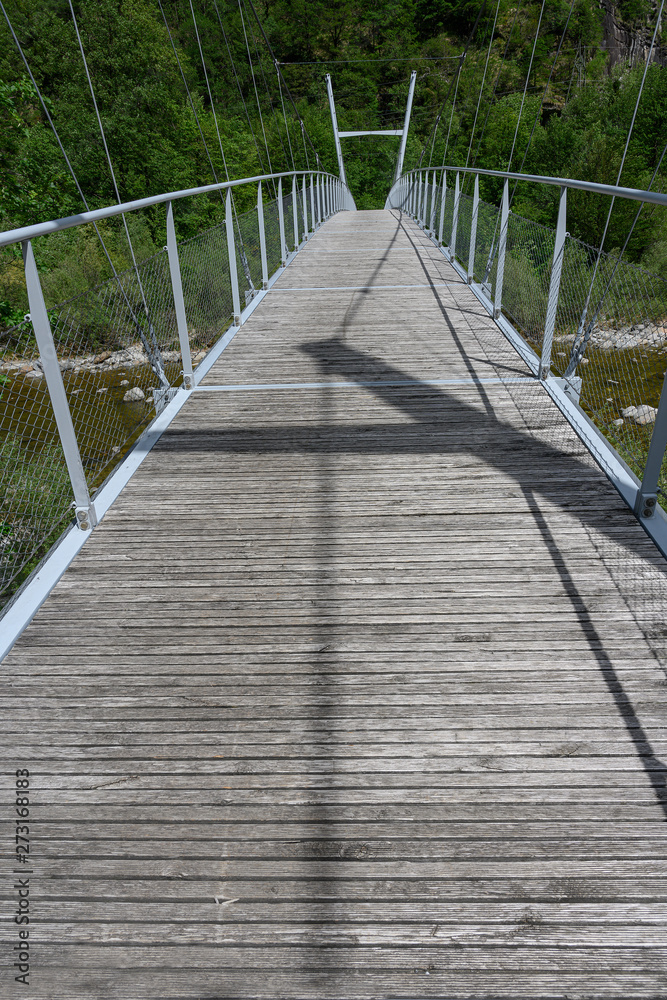 Obraz premium Hängebrücke im Maggiatal, Tessin, Schweiz