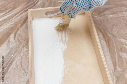 Foto painting wooden tray salver for food in white color with paintbrush process clos