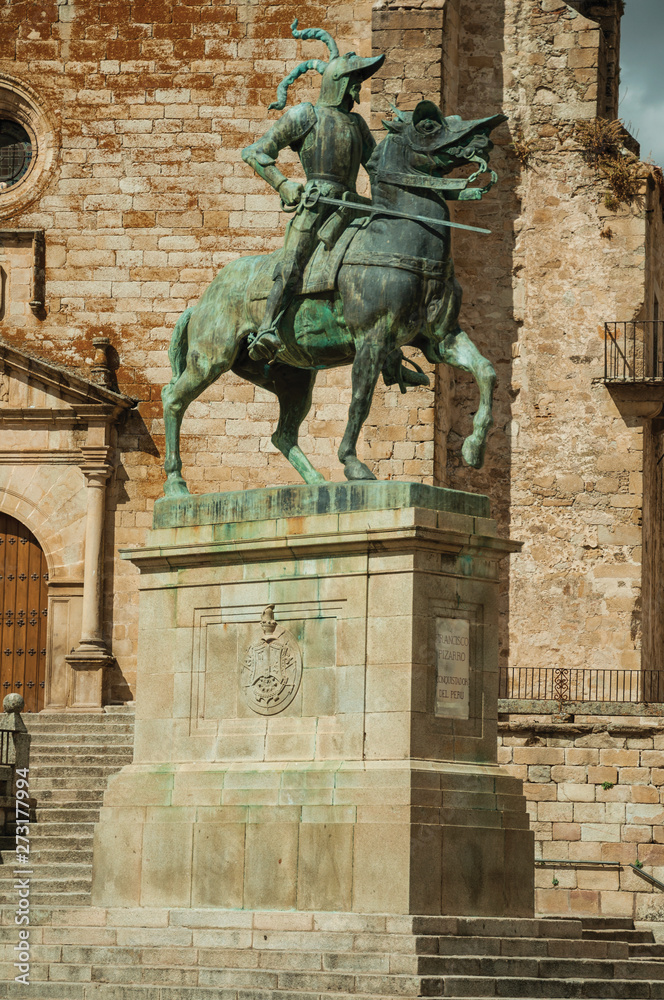 Obraz premium The Pizarro statue made in bronze at the Plaza Mayor of Trujillo