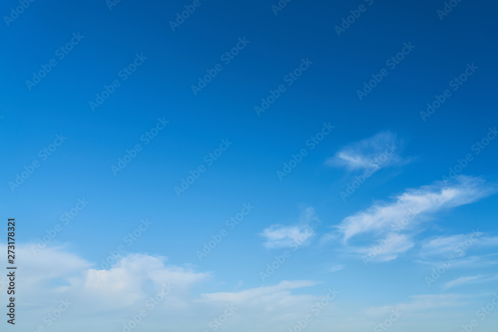 Naklejka premium Idyllic blue sky with clouds