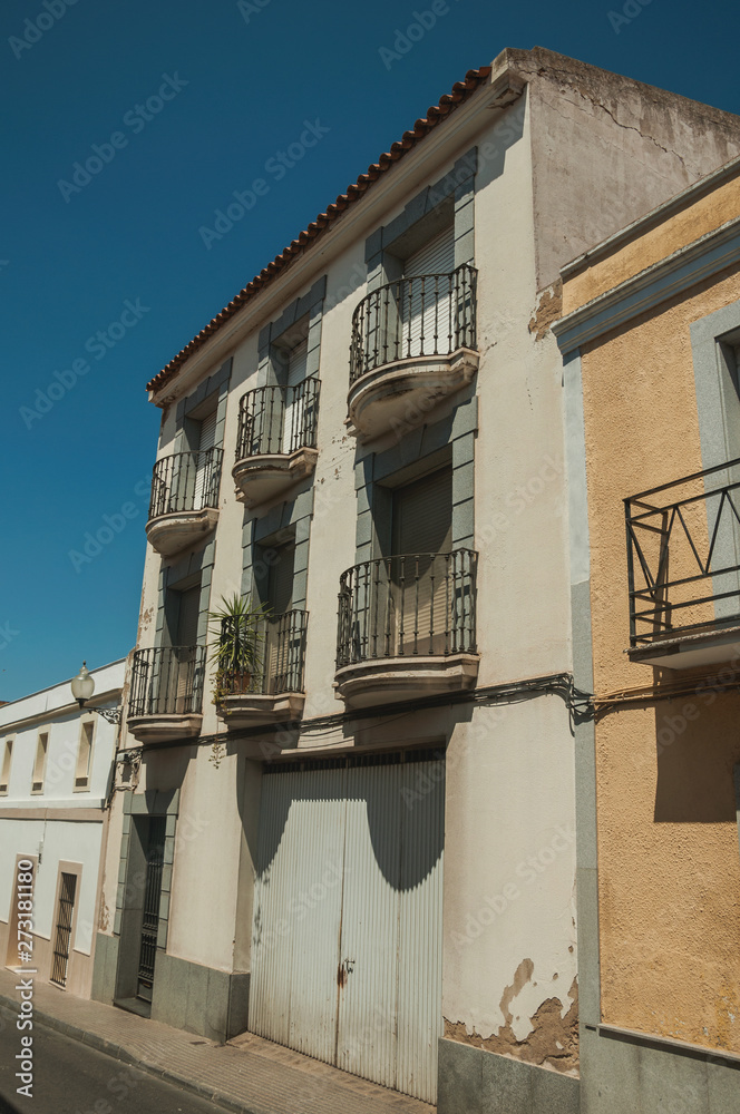 Obraz premium Buildings with balconies in a quiet street of Merida