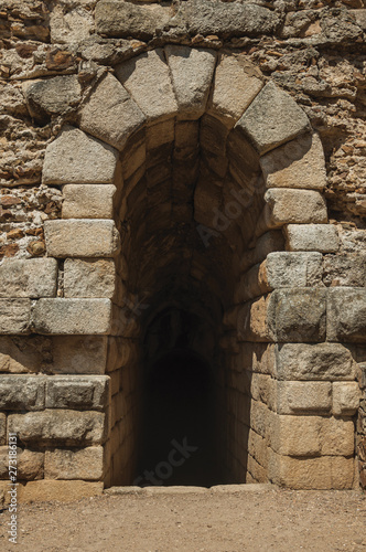 Canvas-taulu Exit on stone wall in the Roman Theater of Merida