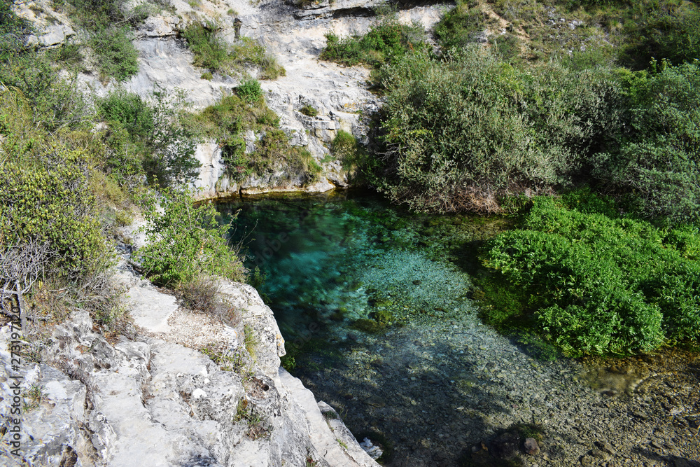 Lago de agua azul y cristalina entre montañas de caliza. Lago de agua azul y cristalina entre montañas de caliza.