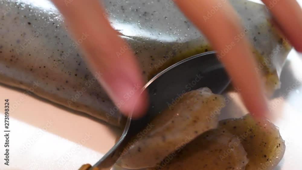 スプーンでこんにゃくを切る スプーンでこんにゃくを切る