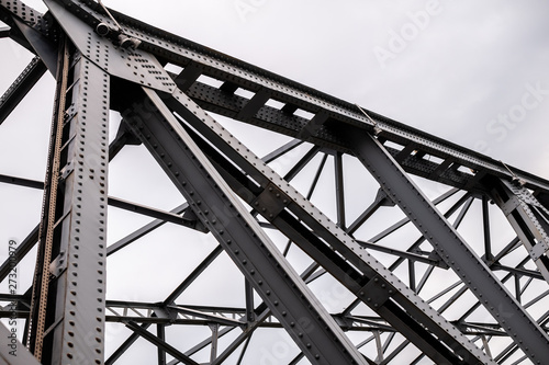 Structure métallique, pont en métal © PicsArt