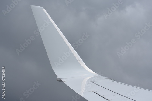wing of a airplane while flying in the sky