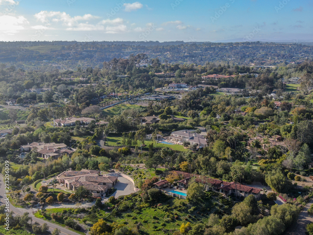 Obraz premium Aerial view of wealthy countryside area with luxury villas with swimming pool, surrounded by forest and mountain valley. Ranch Santa Fe. San Diego, California, USA.