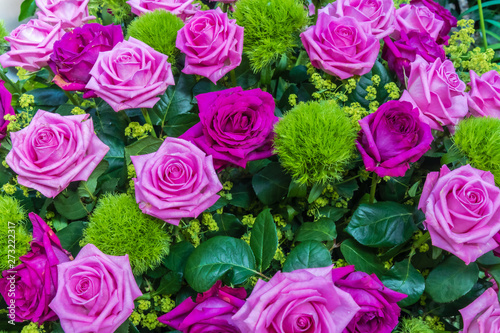 Strauß mit rosa und violett farbenen Rosen