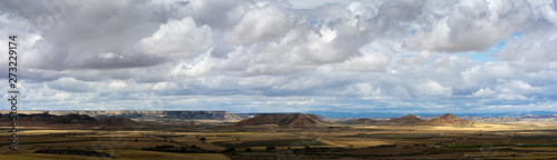 vue panoramique sur un mélange de terre cultivées et de montagnes à plateau