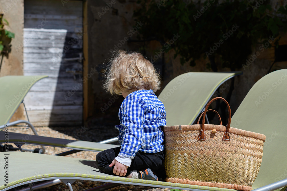 L'enfant et le panier en osier. Stock Photo | Adobe Stock