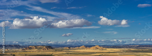 Panorama sur des champs cultivés au bord d'un désert