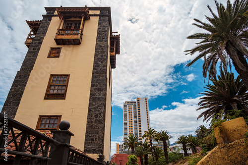 06/14/2019-Puerto de la Cruz, Spanien – El Torreón de Ventoso oder Zimmer mit Ausblick. Dieses Gebäude erbaut im Jahr 1750 von dem Kaufmann Bernardo Blanco war das erste Hochhaus der Insel Teneriffa. 