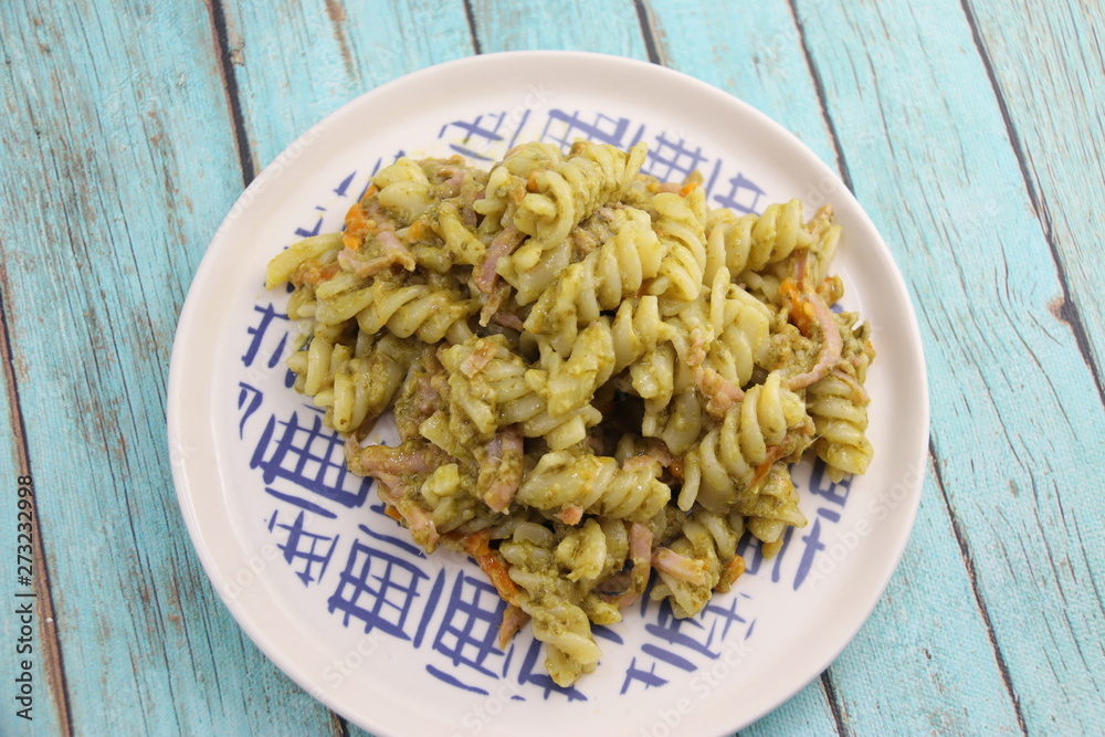 Pâtes fusillis pesto sur une assiette Pâtes fusillis pesto sur une assiette