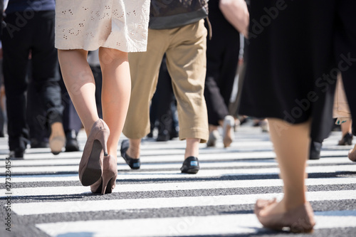 横断歩道を渡る女性の足元