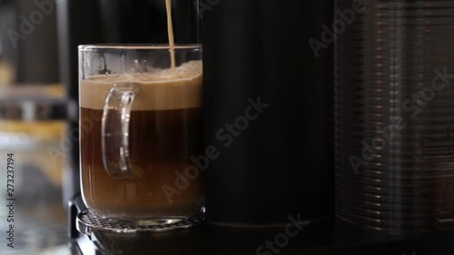 Automatic coffee machine with coffee capsules or coffee pods
