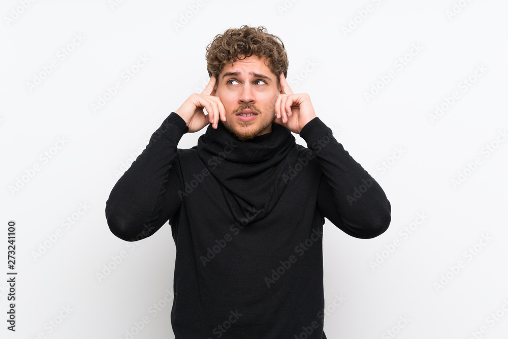 Fototapeta premium Blondyn na białym tle ściany ma wątpliwości i myśli