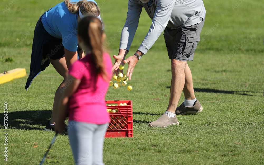 Obraz premium more range balls are dropped into a basket