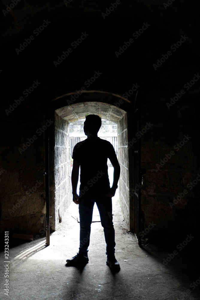 Obraz premium Silhouette of a man in the entrance of a spanish era tunnel in Intramaruos 