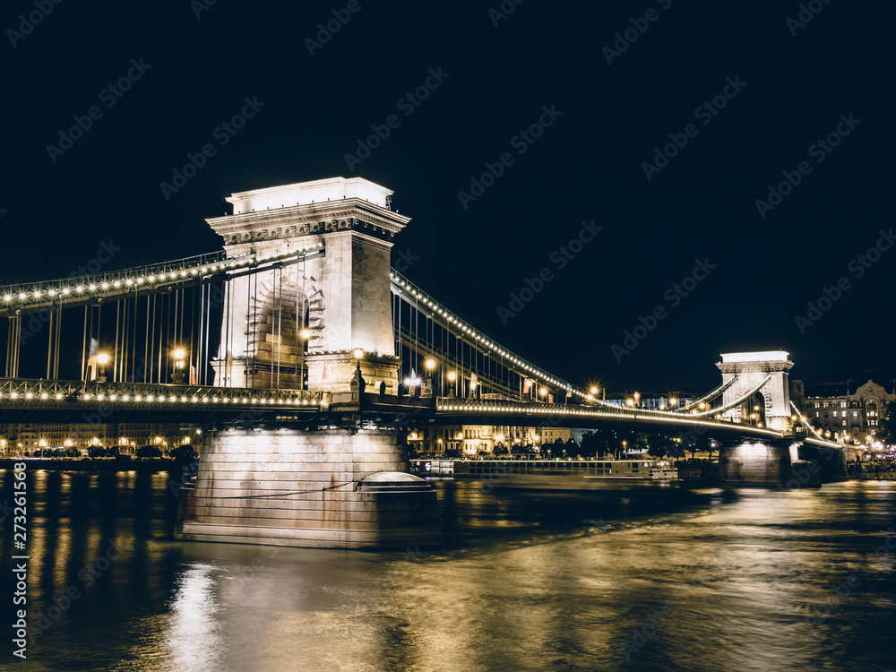 Obraz premium Széchenyi Chain Bridge, Budapest, Hungary, Night photography, long exposure