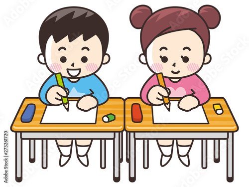 机で勉強する小学生の男女