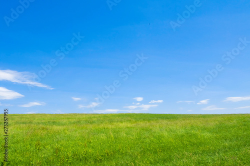 草原と大地と青空 シンプル背景 日本の北海道