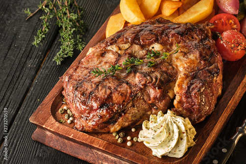 Bild auf Leinwand Ribeye steak with potatoes, onions and baked cherry tomatoes