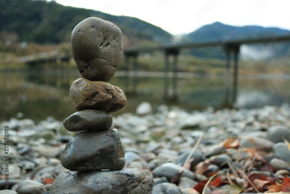 ロックバランシング 四万十川 StockFoto Adobe Stock