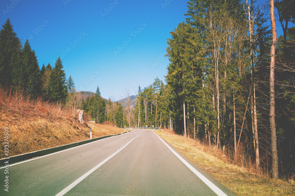 Fototapeta premium Droga wśród gór wczesną wiosną