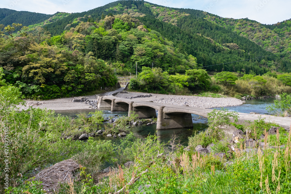 Fototapeta premium 高知県 四万十川 向山沈下橋 上岡沈下橋