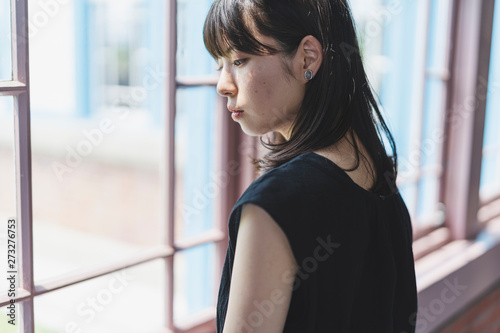 洋館の女性 Free Download 洋館の女性 - GFXLoad
