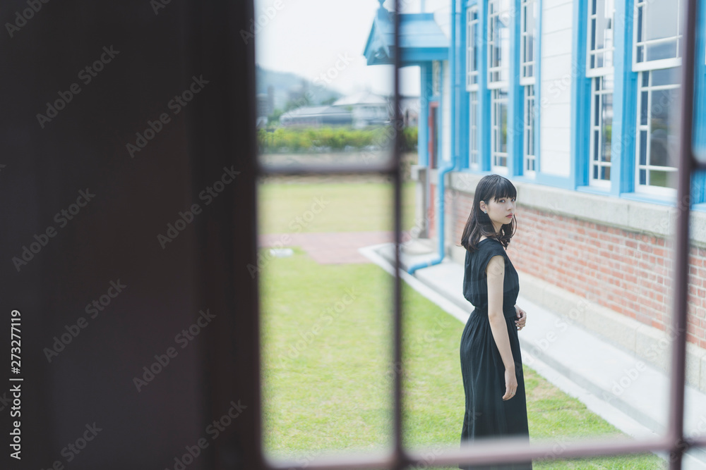 Fototapeta premium 洋館の女性