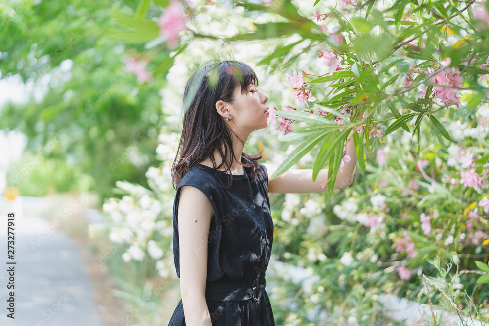 Fototapeta premium 花と女性