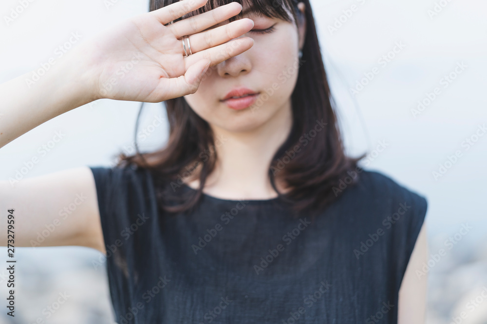 Fototapeta premium 海辺の女性