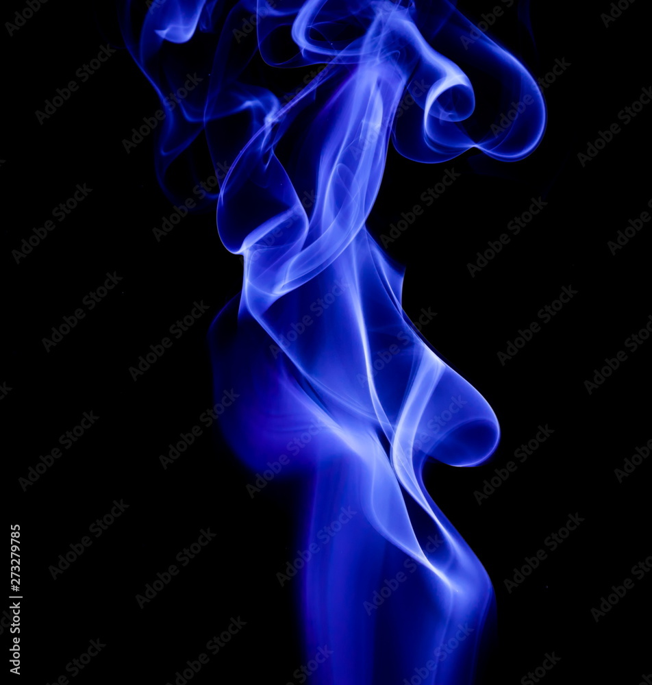 Obraz premium Blue smoke on black background