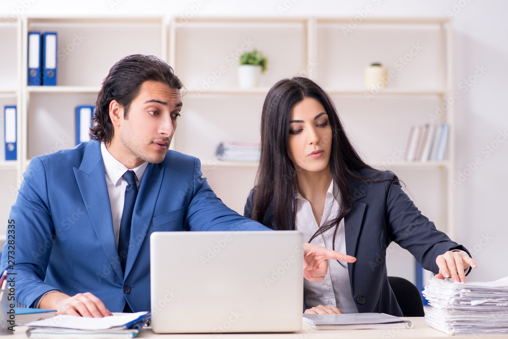 Obraz premium Two employees working in the office 