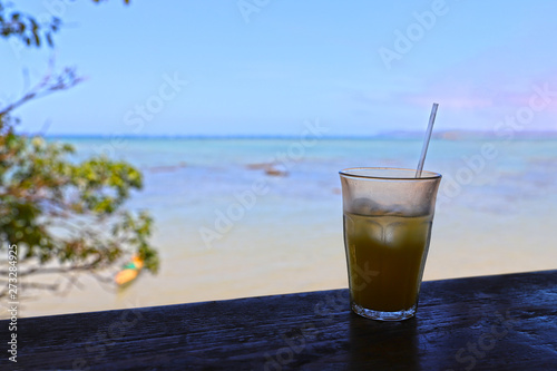 沖縄の海とジュース