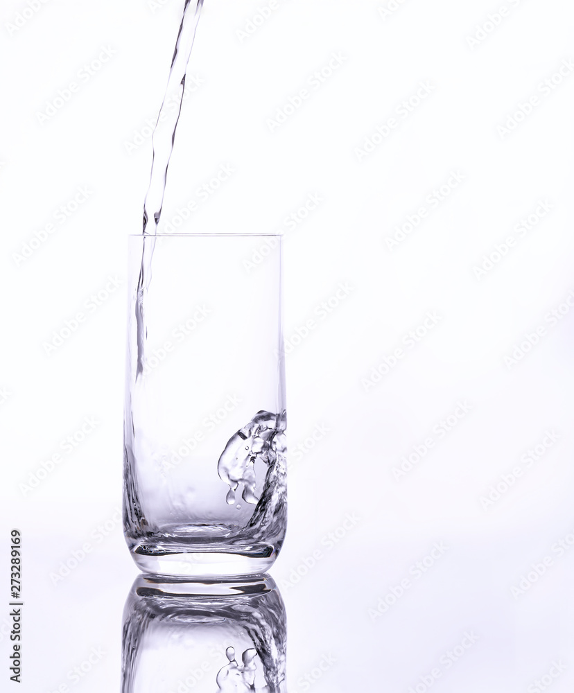 Wasser wird in Glas geschüttet