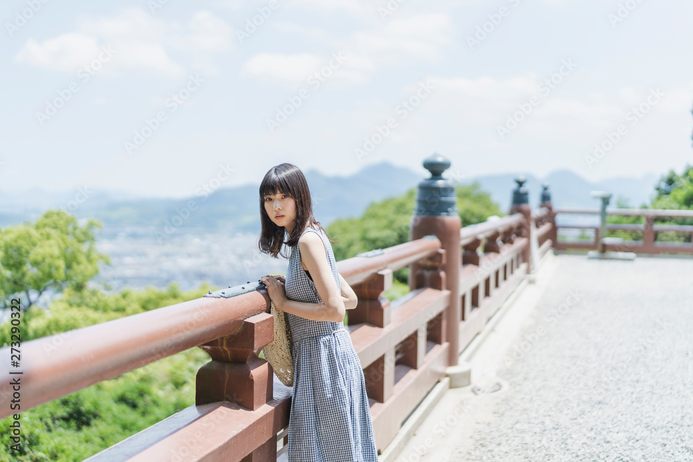 神社仏閣を巡る女性