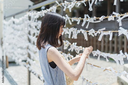 神社仏閣を巡る女性 photo