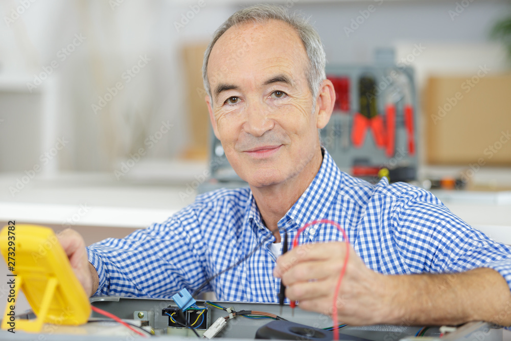 Obraz premium senior man working with cables at home
